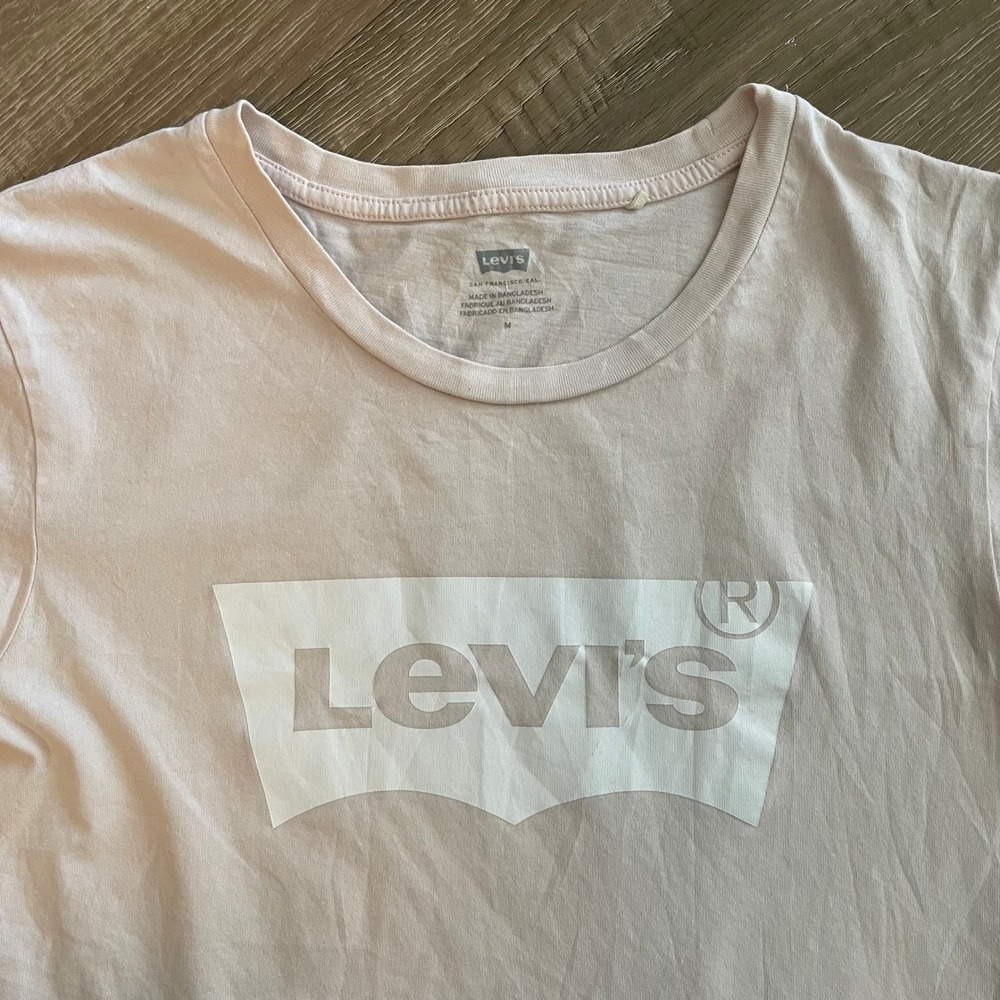 Levi's Womens T-Shirt Size M Pink Cotton Graphic Batwing Logo Short Sleeve Tee